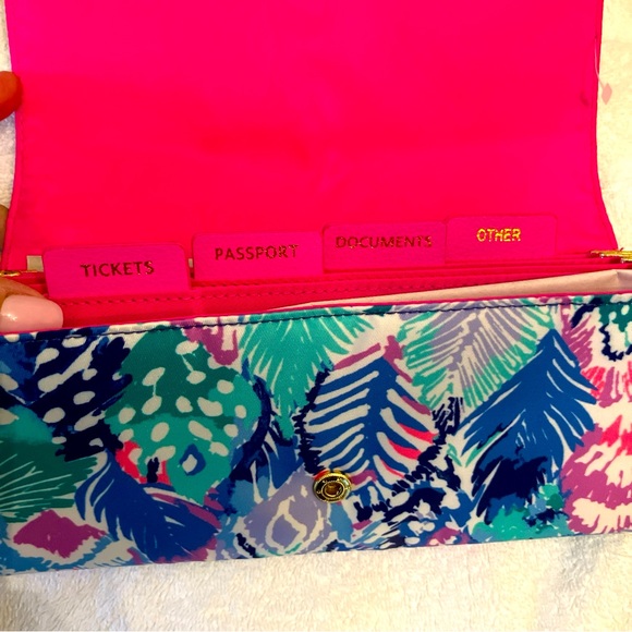 Lilly Pulitzer Travel Wallet Passport Document Organizer Folio Quill Out NWOT - Picture 4 of 5
